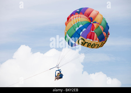 Touristen Parasailing aus Green Island am Great Barrier Reef bei Cairns in Queensland, Australien. Stockfoto
