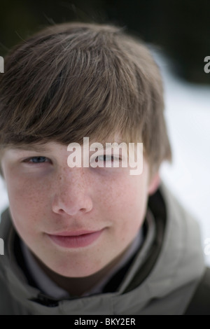 Ein Portrait eines jungen draußen im Winter. Stockfoto