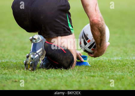 Rugby-Spieler reiht sich ein Elfmeter auf treten stand Stockfoto