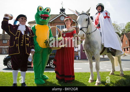 Eine Gruppe von Zeichen Montage vor dem Rathaus in der High Street an Str. Georges Tag, Haslemere, Surrey, England. Stockfoto