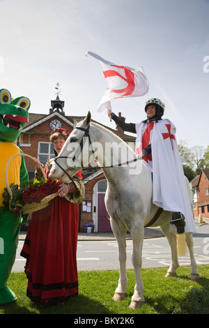 Eine Gruppe von Zeichen Montage vor dem Rathaus in der High Street an Str. Georges Tag, Haslemere, Surrey, England. Stockfoto