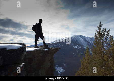 Mann gegen blauen Himmel mit Wolken auf einem Vista, Bitterroot Wilderness, Montana. Stockfoto