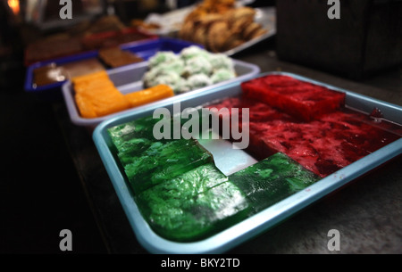 Lokale Süßigkeiten auf dem Display auf dem Nachtmarkt in Kota Kinabalu, Sabah State, Borneo in Malaysia. Stockfoto
