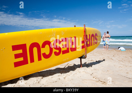 Rettungsschwimmer Surfbrett an einem Strand am Stadtrand von Sydney, Australien. Stockfoto