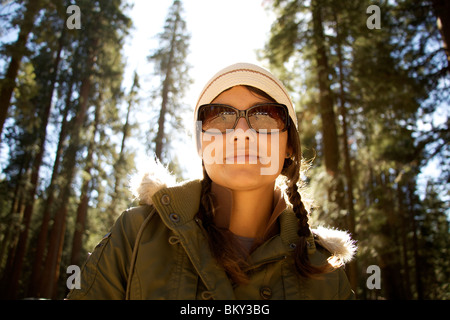 Frau mit Sonnenbrille schaut in die Kamera nach dem Wandern Yosemite Nationalpark, Kalifornien. Stockfoto