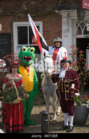 Eine Gruppe von Zeichen Montage außerhalb der White Horse Pub in der High Street an Str. Georges Tag, Haslemere, Surrey, England. Stockfoto