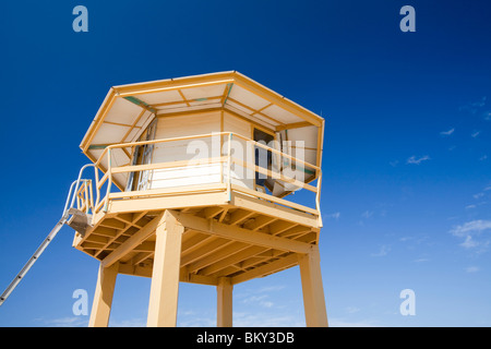 Ein Bademeister Aussichtsturm an einem Strand am Stadtrand von Sydney, Australien. Stockfoto