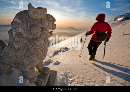 Zwei Bergsteiger beginnt einen Abstieg vom Gipfel Rand des Mount Fuji, Honshu, Japan. Stockfoto