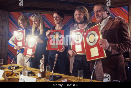 ABBA-schwedische pop pGruppe in der Schweiz im März 1979 mit einigen ihrer goldenen Scheiben Stockfoto