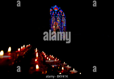 Kerzen und Harry Clarke Glasmalerei im 13. Jahrhundert Dominikanische schwarzen Kloster Stadt Kilkenny, Irland Stockfoto