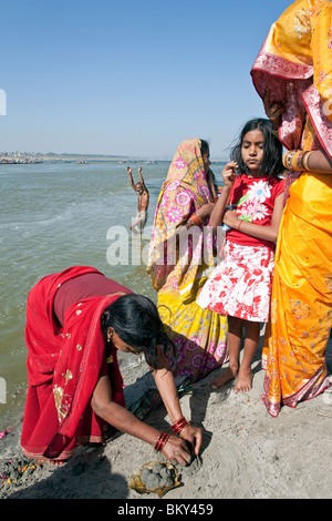 Indische Frauen machen einen traditionellen Fluss bietet (Puja). Ganges-Fluss. Allahabad. Indien Stockfoto