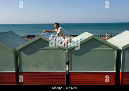 Bild einer Strandhütte am Meer in der Stadt von Brighton und Hove, Sussex Mann Stockfoto