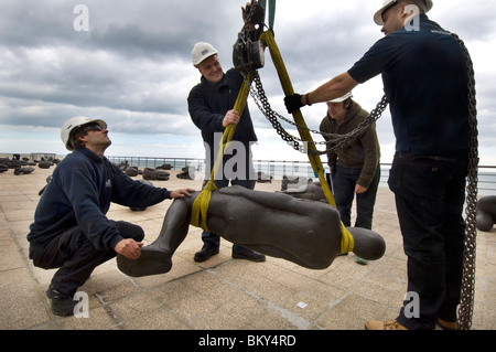 Antony Gormley 60 "Kritische Masse" Skulpturen auf dem Dach der Art Deco De La Warr Pavilion in Bexhill installiert wird Stockfoto