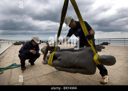 Antony Gormley 60 "Kritische Masse" Skulpturen auf dem Dach der Art Deco De La Warr Pavilion in Bexhill installiert wird Stockfoto