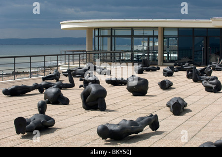 Antony Gormley 60 "Kritische Masse" Skulpturen auf dem Dach der Art Deco De La Warr Pavilion in Bexhill liegend Stockfoto