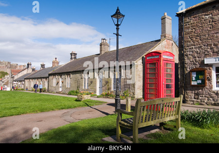 Rotes Telefon Box in Bamburgh Northumberland Stockfoto