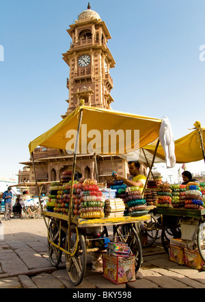 Marktstände und Clock Tower, Jodhpur, Rajasthan, Indien Stockfoto