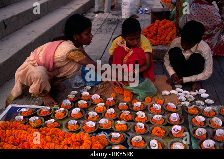 Indien, Varanasi, Kartik Purnima Festival, Kinder bereiten Kerzen vor Stockfoto