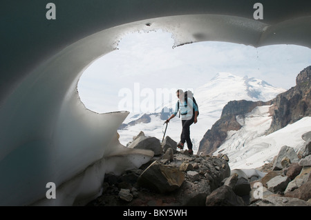 Eine Bergsteigen Frau vorbei an eiszeitlichen Kopfbahnhof, Mount Baker Wildnis, Bellingham, Washington. Stockfoto