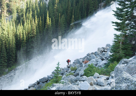 Ein Mann, Wandern neben Wasserfall, Verzauberung Gipfel, alpinen Seen Wildnis, Leavenworth, Washington. Stockfoto