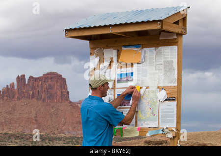 Ein Wanderer Bereitstellen einer Nachricht auf einem Brett am Trailhead, Indian Creek, Monticello, Utah. Stockfoto