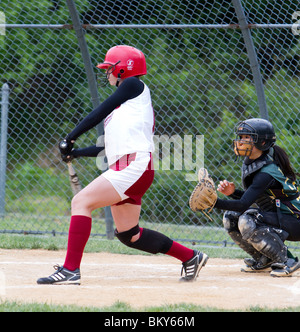 Aktion bei einem Mädchen Gymnasium weichen Ball Spiel. Catcher und Teig auf Home-Plate. Stockfoto