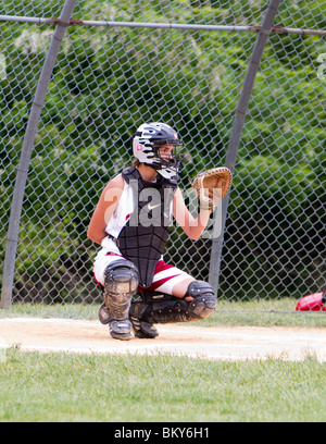 Aktion bei einem Mädchen Gymnasium weichen Ball Spiel. Catcher und Teig auf Home-Plate. Stockfoto