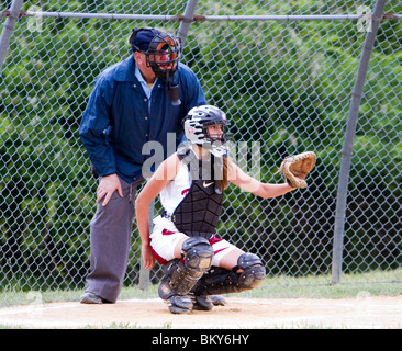 Aktion bei einem Mädchen Gymnasium weichen Ball Spiel. Catcher und Teig auf Home-Plate. Stockfoto