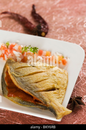 Nahaufnahme von gebratener Pomfret auf einem Teller Stockfoto