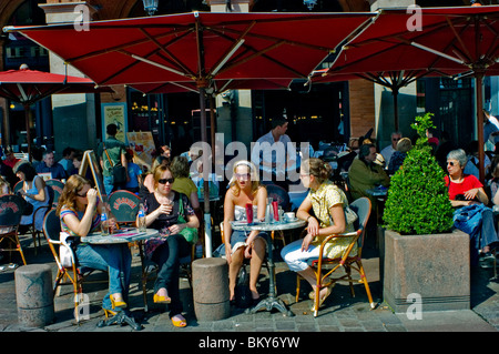 Toulouse, Frankreich - große Menschenmengen, Frauen Touristen, die Getränke im French Cafe Restaurant Terrasse im Stadtzentrum teilen, Capitole Toulouse, FRAU, DIE DRAUSSEN IM PUB TRINKT, Teenager hängen DRAUSSEN, Restaurant südfrankreich Stockfoto