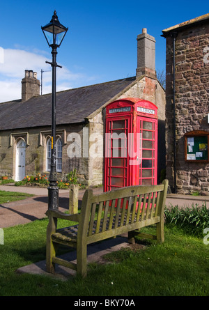 Rotes Telefon Box in Bamburgh Northumberland Stockfoto