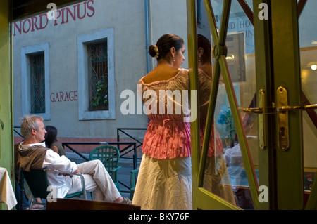 Arles, Frankreich - Straßenszene von innen französisches Café, Frau in Tracht, in hinteren Tür stehe Stockfoto
