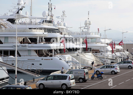 Super Luxus-Yachten vor Anker im Hafen Vauban, Antibes, Frankreich Stockfoto