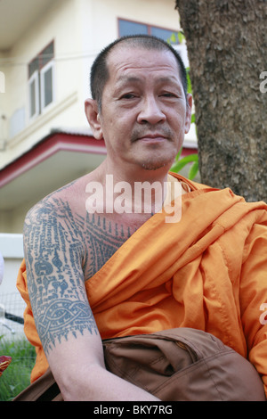 Ein Mönch Wai Kru tagsüber am Wat Bang Phra, ein buddhistischer Tempel in Thailand, wo Mönche Anhänger tattoo. Stockfoto