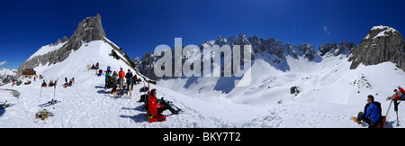 Gruppen von Backcountry Skifahrer ruht in der Nähe von Fritz-Pflaum-Hütte, Griesner Kar, Wilder Kaiser, Kaiser Bereich, Tirol, Österreich Stockfoto