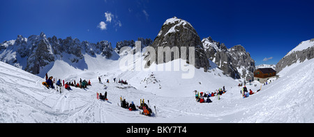 Gruppen von Backcountry Skifahrer ruht in der Nähe von Fritz-Pflaum-Hütte, Griesner Kar, Wilder Kaiser, Kaiser Bereich, Tirol, Österreich Stockfoto