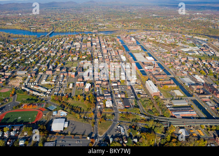 Der Connecticut River als es durchfließt Holyoke, Massachusetts.  Holyoke Kanäle. Stockfoto