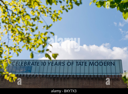 Die Tate Modern feiert ihr 10-jähriges Bestehen, London, Großbritannien - 12. Mai 2010 Stockfoto