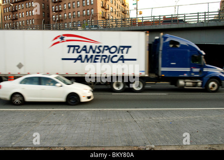 Der Cross Bronx Expressway ist einer großen Autobahn (Autobahn) im Stadtteil Bronx, New York City, April 2010. Stockfoto