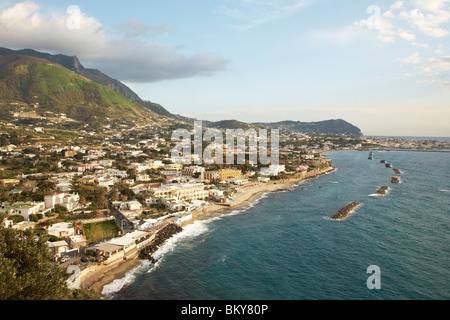 Auf der Insel Ischia, Italien: Blick auf das Dorf von Forio Stockfoto