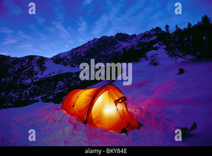 Beleuchteten Zelt im Schnee am Abend Karwendel Berge, Bayern, Deutschland, Europa Stockfoto
