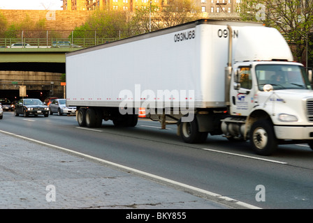 Der Cross Bronx Expressway ist einer großen Autobahn (Autobahn) im Stadtteil Bronx, New York City, April 2010. Stockfoto