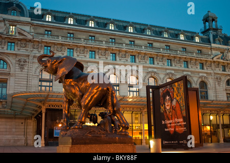 Paris, Frankreich - Musée d'orsay, Musée d'orsay, Vorderhaus, beleuchtet bei Nacht mit öffentlichen Skulpturen Statuen Stockfoto