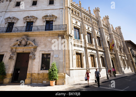 Rathaus am Placa de Cort im Sonnenlicht, Palma, Mallorca, Spanien, Europa Stockfoto