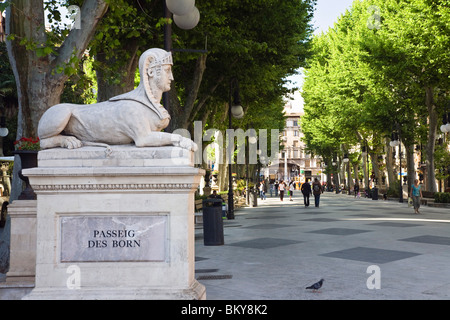 Skulptur und Menschen an einer Promenade Passeig des Born, Palma, Mallorca, Spanien, Europa Stockfoto