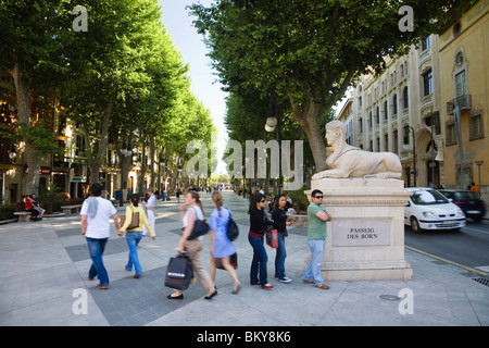 Skulptur und Menschen an einer Promenade Passeig des Born, Palma, Mallorca, Spanien, Europa Stockfoto