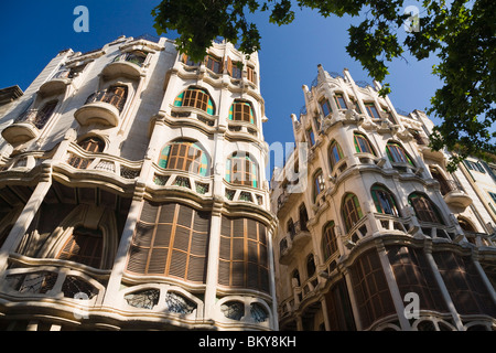 Fassaden von Wohnhäusern im Sonnenlicht, Placa del Mercat, Palma, Mallorca, Spanien, Europa Stockfoto