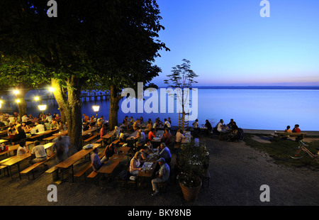 Gäste in einem Biergarten am See promenade, Herrsching am Ammersee, Bayern, Deutschland Stockfoto