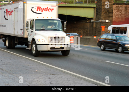 Der Cross Bronx Expressway ist einer großen Autobahn (Autobahn) im Stadtteil Bronx, New York City, April 2010. Stockfoto