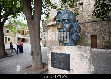 Büste von Frederick Chopin vor Kartäuser Kloster Valldemossa, Tramuntana-Gebirge, Mittelmeer, Mallorca, Balea Stockfoto